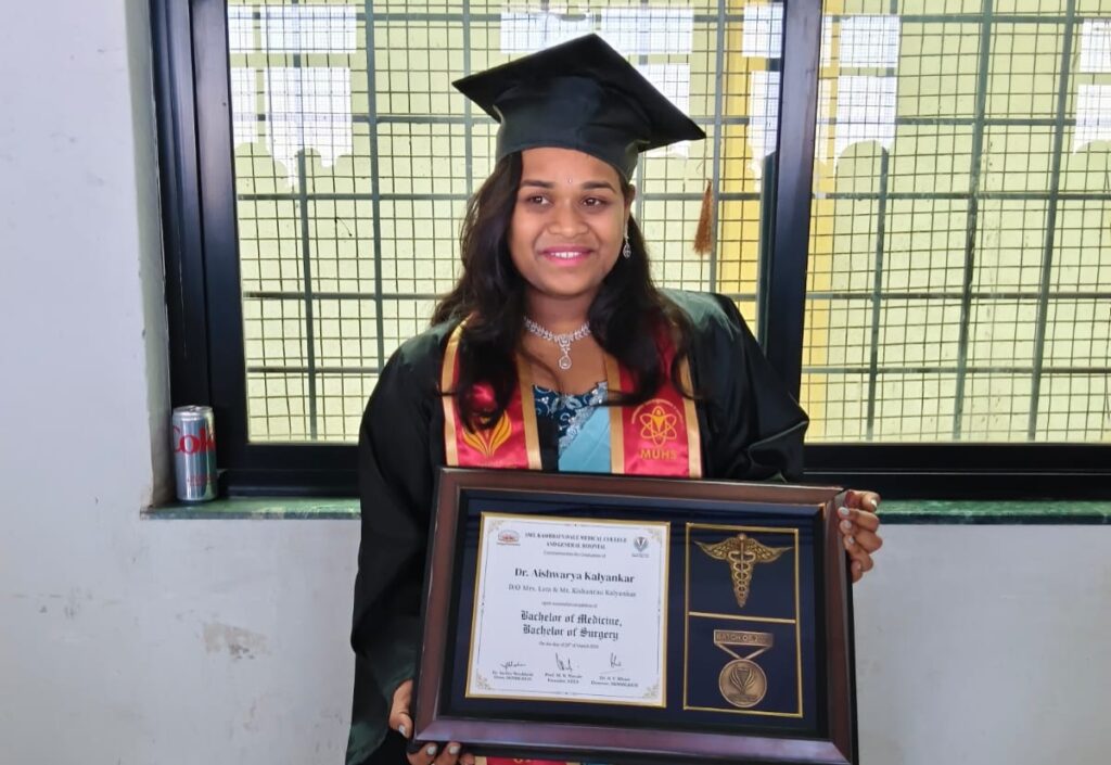संघर्षातून यश; शेतकरी कन्या ऐश्वर्या कल्याणकर बनली डॉक्टर, गावाचा अभिमान वाढवला