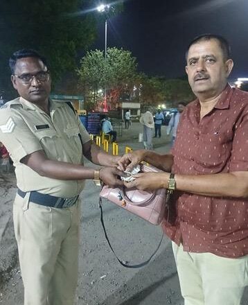 RPF ची तत्पर कारवाई: चोरीचा मोबाईल परत, हरवलेली हँडबॅगही सुपूर्द