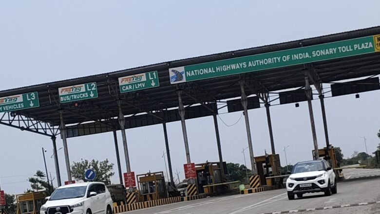 टोल वसुली सुरू; मात्र जीवघेण्या भेगांकडे प्रशासनाचे दुर्लक्ष