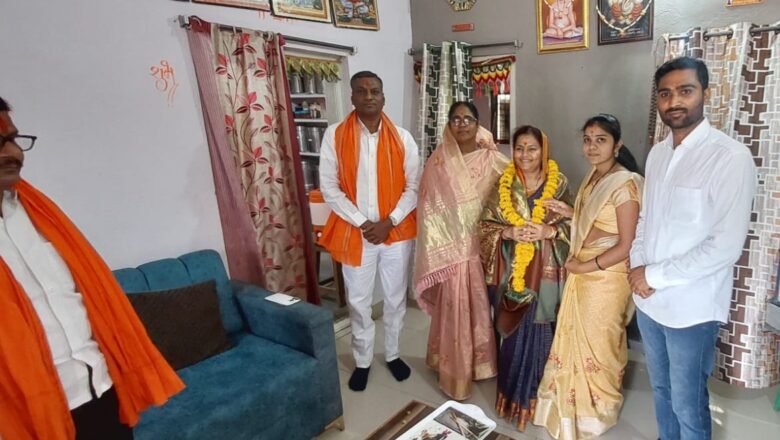कासराळी येथे राजश्री हेमंत पाटील यांची संग्राम हायगले यांच्या निवासस्थानी भेट