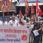 कर्जमाफीच्या जाचक अटींविरोधात किसान सभेचे आंदोलन; शासन आदेशाची होळी करून निषेध