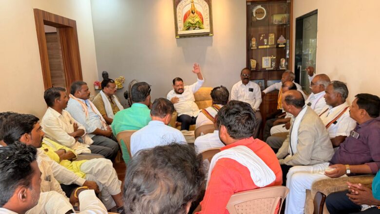 हदगाव येथे माजी आमदार माधवराव पाटील जवळगावकर यांनी कार्यकर्त्यांशी साधला संवाद