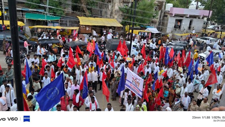 आरक्षणाच्या उपवर्गीकरणासाठी मातंग समाजाचा भव्य मोर्चा कंधार तहसीलवर धडकला