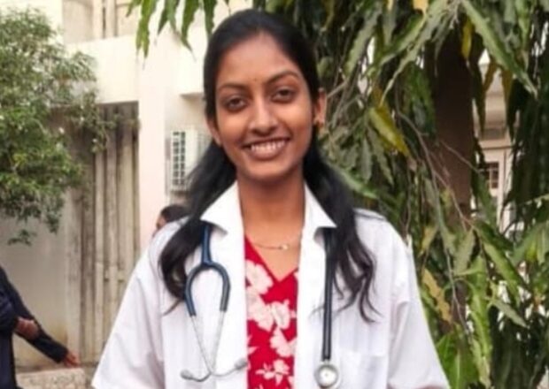 श्वेता सीताराम कांबळे एमबीबीएस परीक्षा उत्तीर्ण; कुटुंबीयांकडून अभिनंदनाचा वर्षाव