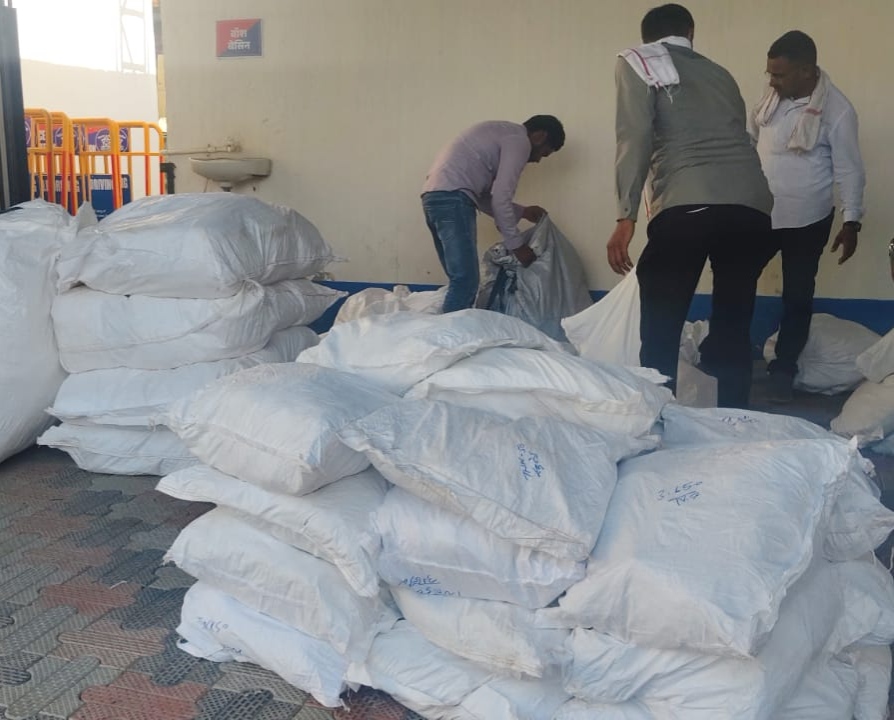ऑपरेशन क्रॅकडाऊनचा करारा दणका; हिमायतनगरात 11 लाखांचा गुटखा जप्त!