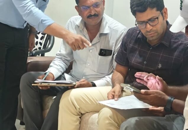 मतदार नोंदणी मोहिमेला वेग; जिल्हाधिकाऱ्यांनी जुना कौठा येथे स्वतः भरून घेतले अर्ज