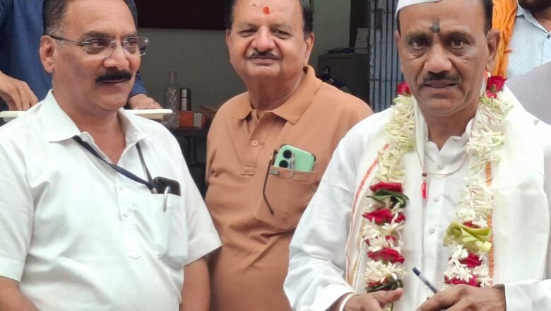संस्कार आणि संस्कृती जपणाऱ्या कर्मचाऱ्यांचा गौरव; पंढरपूर पायी वारीसाठी विजय चव्हाण यांचा सत्कार
