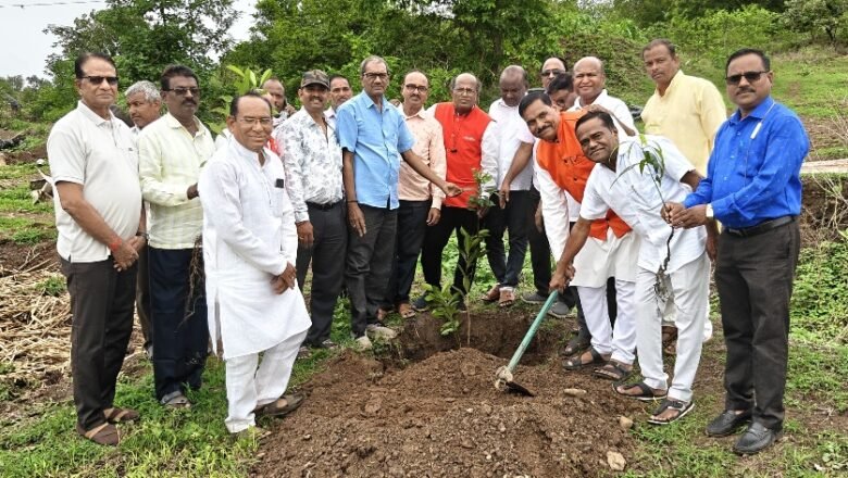 पतंजली योग परिवारातर्फे राज्य प्रभारींच्या वाढदिवसानिमित्त वृक्षारोपण; पर्यावरण संवर्धनाचा संदेश