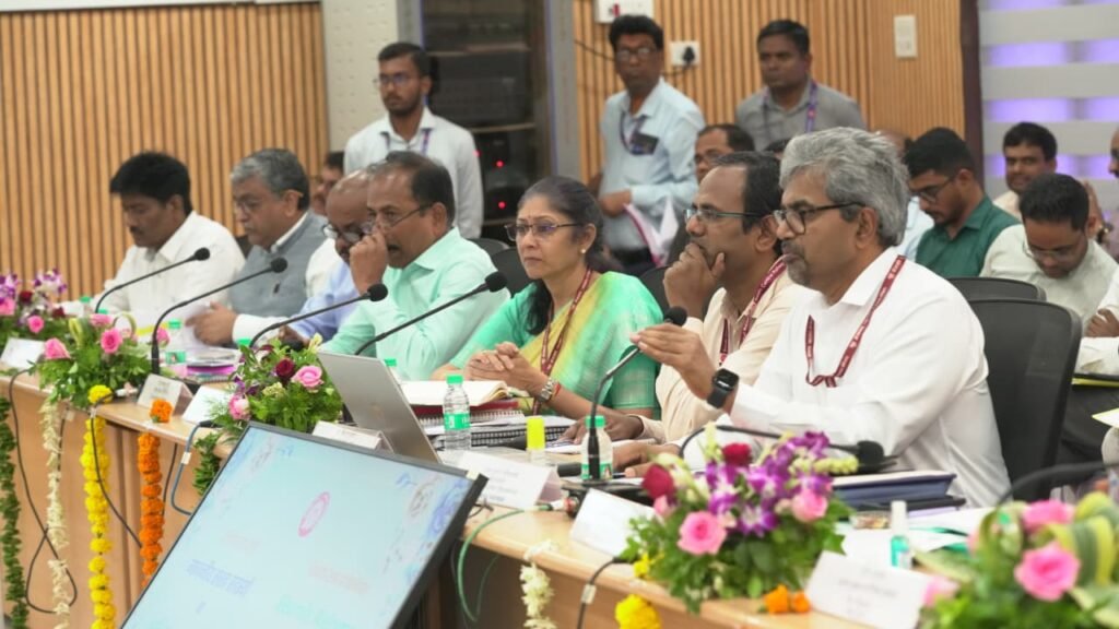 नांदेडमध्ये दक्षिण मध्य रेल्वेची खासदारांसोबत महत्त्वपूर्ण बैठक; महाराष्ट्रासाठी ₹23,926 कोटींची तरतूद, रेल्वे विकासाला नवी गती