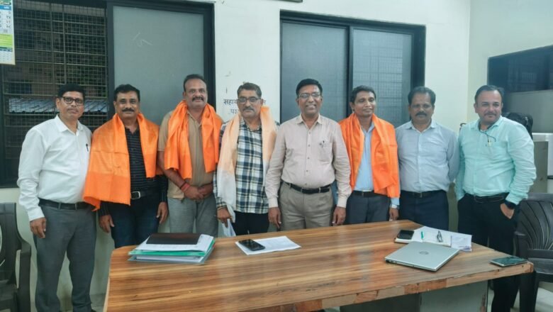 उत्कृष्ट कार्याबद्दल पशुसंवर्धन अधिकाऱ्यांचा सत्कार