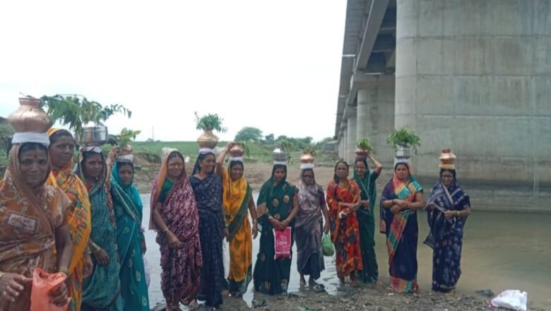पावसासाठी वाघी गावातील महिलांचे साकडे; पैनगंगा नदीचे पाणी आणून मारुतीराय व गणरायाचा जलाभिषेक