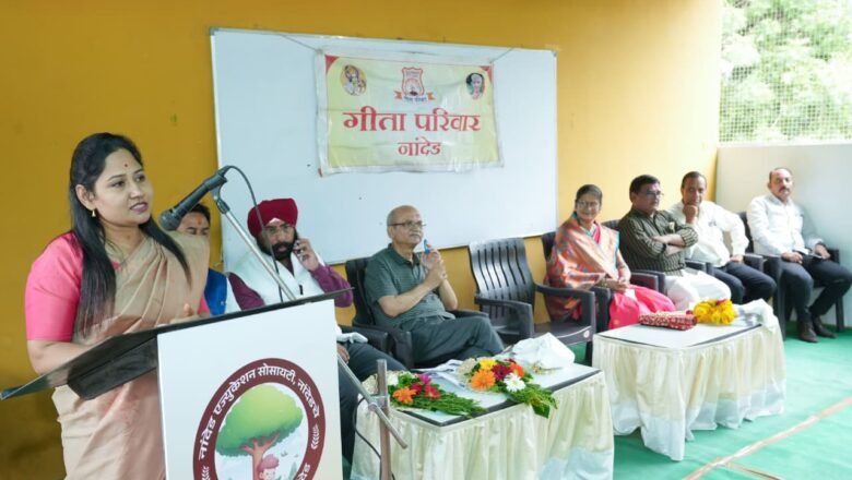पीपल्स हायस्कूलमध्ये गीता परिवारातर्फे विद्यार्थ्यांना मोफत गणवेशाचे वितरण