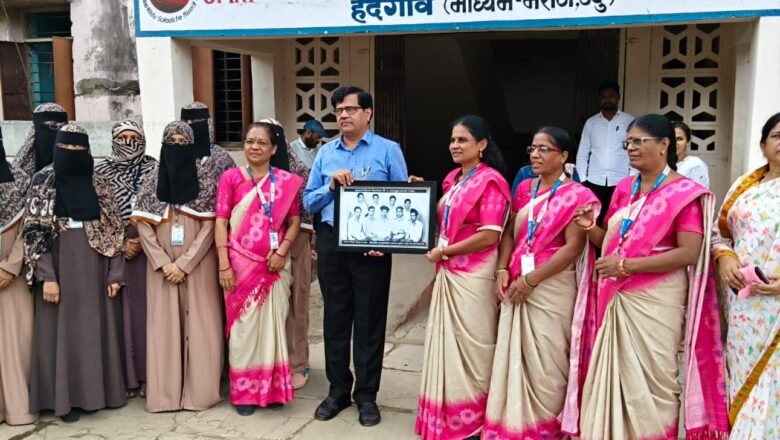 बालपणीच्या आठवणींना उजाळा देत शिक्षण संचालक डॉ. हेमंत वसेकर यांची पीएम श्री हायस्कूलला प्रेरणादायी भेट