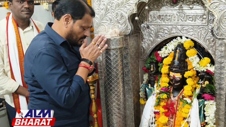 आषाढी महोत्सवानिमित्त माजी आमदार माधवराव पाटील जवळगावकर यांचे श्री परमेश्वर मंदिरात दर्शन