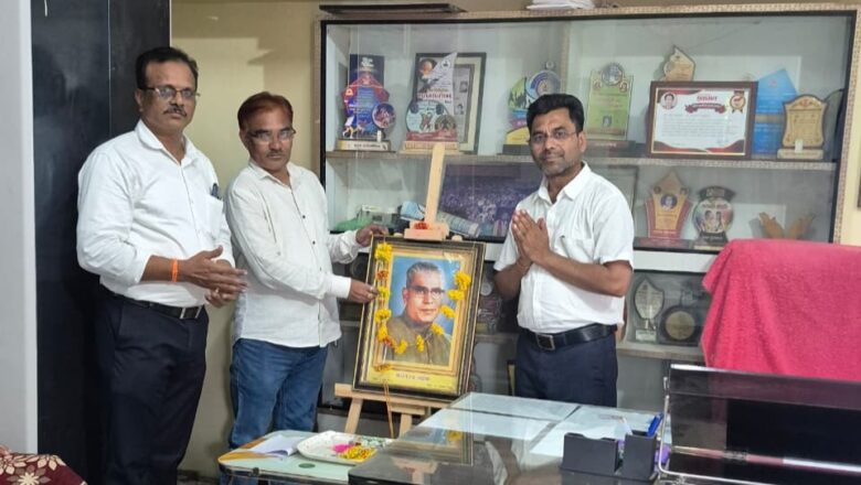 हु.ज.पा. महाविद्यालयात कृषीदिन निमित्त माजी मुख्यमंत्री वसंतराव नाईक यांना अभिवादन