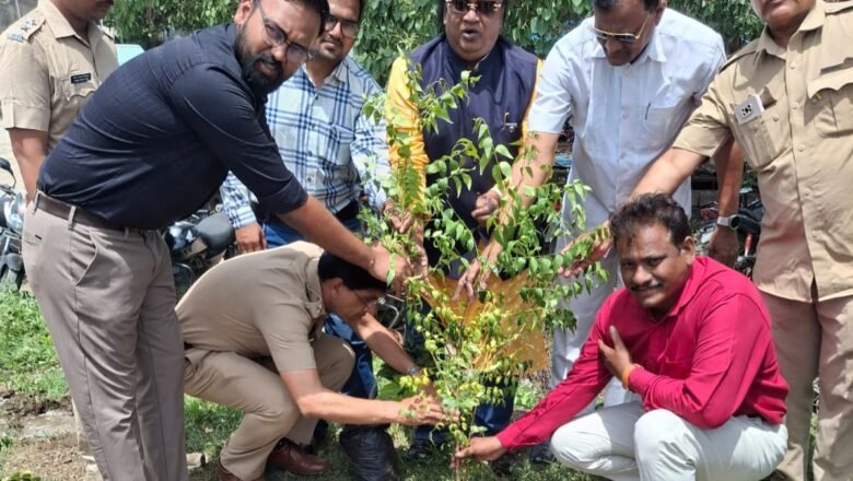 एसटी महामंडळाच्या ७८ व्या वर्धापन दिनानिमित्त नांदेड आगारात १०० वृक्षांचे वृक्षारोपण
