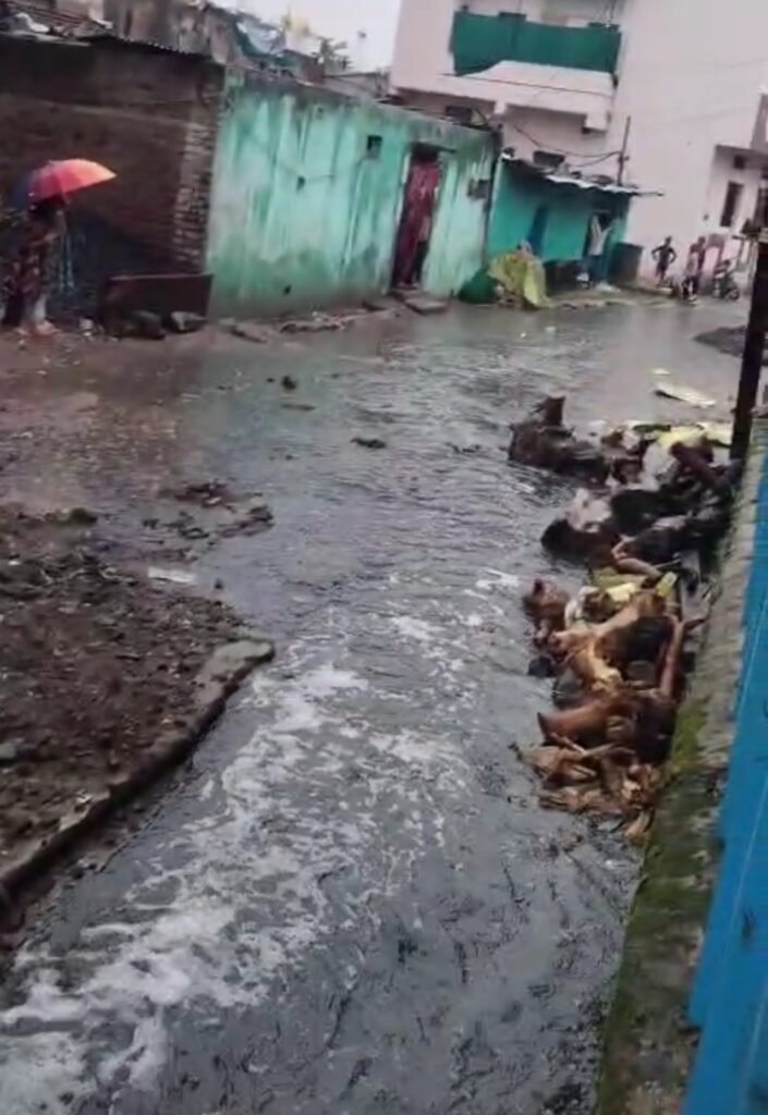 कोट्यवधींच्या नाल्यांचा भोंगळ कारभार उघड; अल्प पावसातच घाण पाणी वस्तीत, महामार्ग विभागाविरोधात संताप!