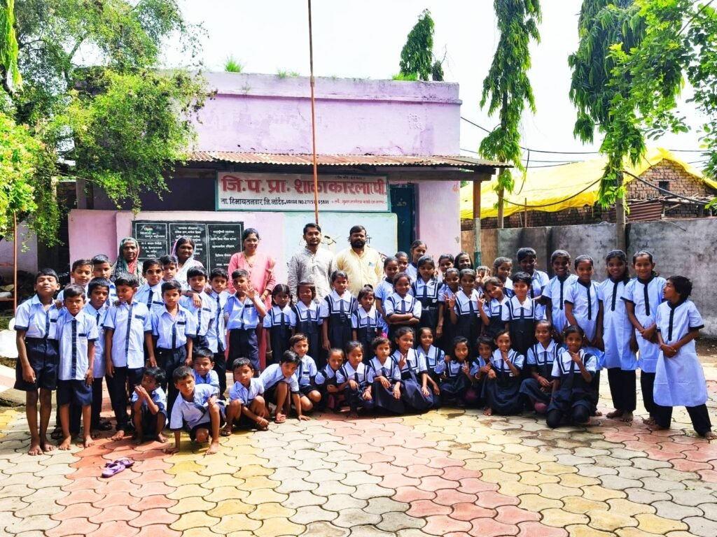 स्वातंत्र्य दिनाच्या पार्श्वभूमीवर जिल्हा परिषद शाळेतील विद्यार्थ्यांना गणवेश वाटप