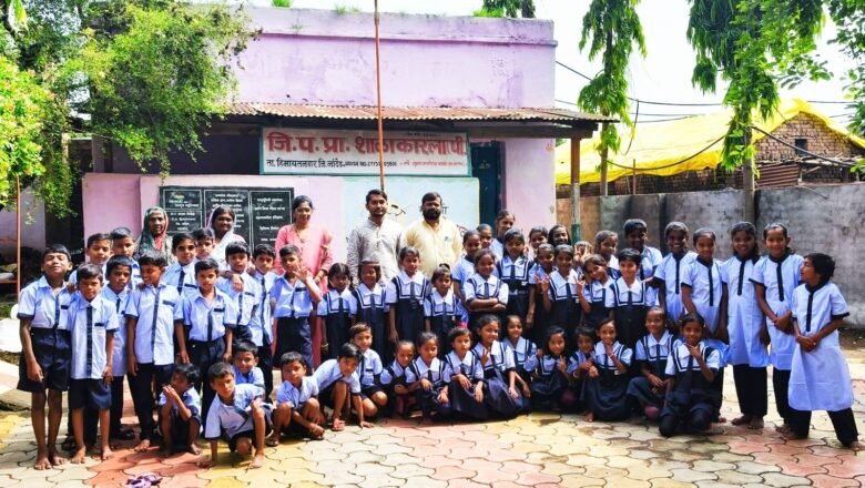 स्वातंत्र्य दिनाच्या पार्श्वभूमीवर जिल्हा परिषद शाळेतील विद्यार्थ्यांना गणवेश वाटप