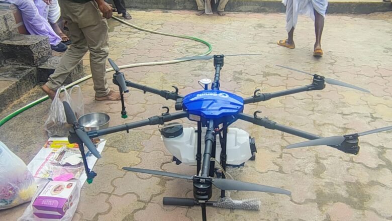 शहापूर येथे ड्रोनच्या सहाय्याने सोयाबीन पिकावर फवारणी