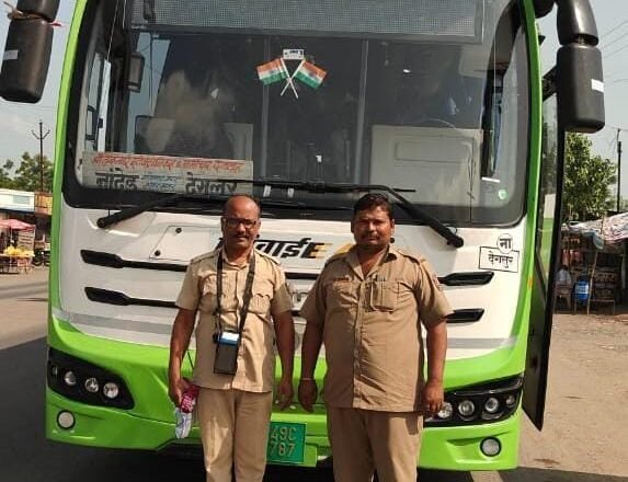 प्रवाशांना अडचणीच्या वेळी दिली तत्पर मदत; सेवानिवृत्त पोलीस अधिकाऱ्यांकडूनही कौतुक