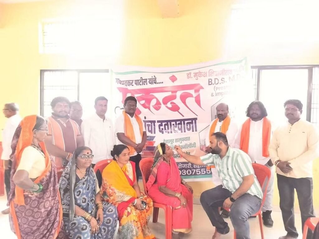 युवा सेनेतर्फे देगलूरमध्ये मोफत आरोग्य तपासणी शिबिर; २०० जणांची तपासणी, १०० जणांना चष्मे वाटप