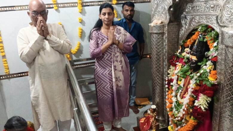 श्रावण मास उत्सवानिमित्त तहसीलदार पल्लवी टेमकर यांनी घेतले श्री परमेश्वराचे मनोभावे दर्शन