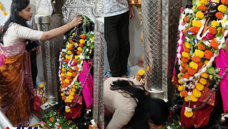 पदोन्नतीनंतर श्री परमेश्वराच्या चरणी नतमस्तक; सौ. पल्लवीताई टेमकर यांनी घेतले श्रींचे दर्शन
