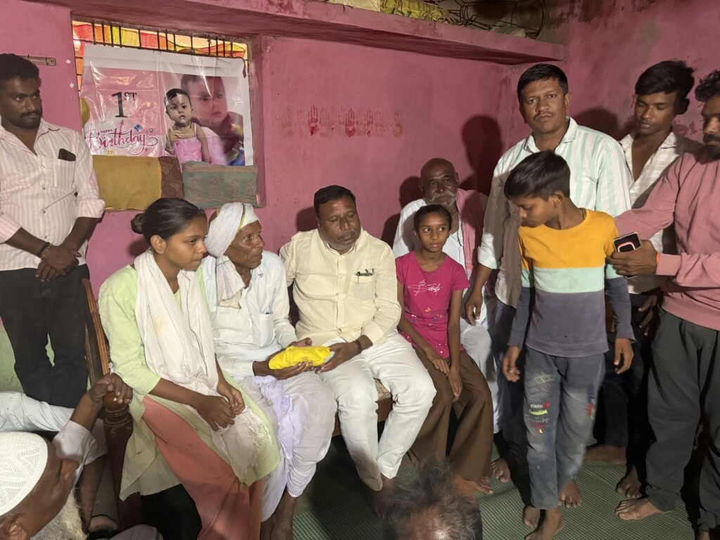 कामारीतील कै. सुभाष शिरफुले यांच्या कुटुंबीयांना आमदार बाबुराव कदम कोहळीकर यांची १ लाखांची मदत