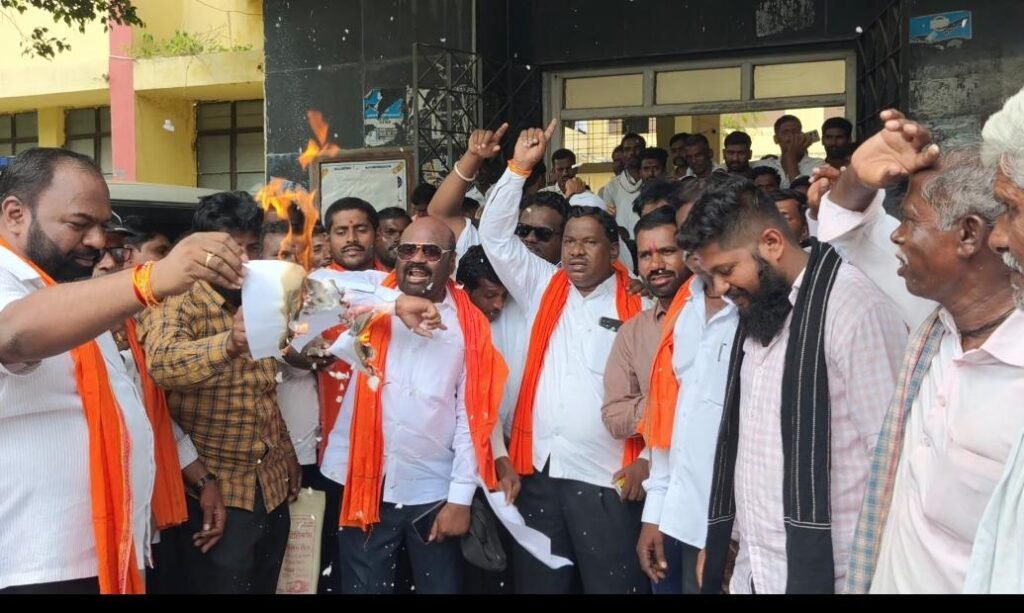 देगलूर तहसील कार्यालयासमोर दुष्काळी जीआरची होळी