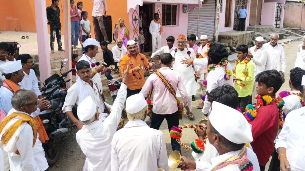 डीजेचा दणदणाट नाही; टाळ-मृदंगाच्या गजरात बाप्पाला निरोप