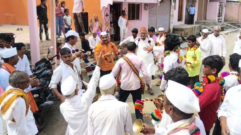 डीजेचा दणदणाट नाही; टाळ-मृदंगाच्या गजरात बाप्पाला निरोप