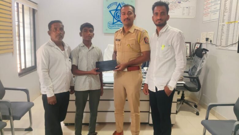बसमध्ये सापडलेला महागडा टॅब पोलिसांकडे सुपूर्द; वझरग्याच्या पांडुरंग सूर्यवंशीचा प्रामाणिकपणा चर्चेत